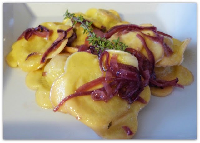 Ravioli baccalà e patate con cipolla in agrodolce